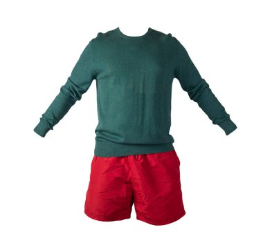 Beyaz arka planda örülmüş yeşil kazak ve kırmızı şort. Her gün için şık kıyafetler.