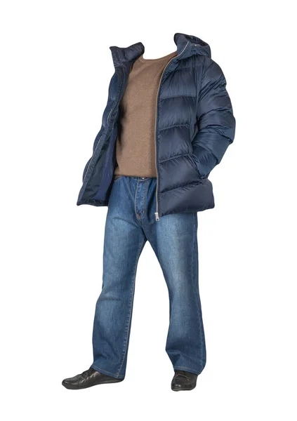 ダークブルーのジーンズ グリーンのセーター フード付きのダークブルーのダウンジャケットと白い背景に隔離された黒い革の靴 カジュアルスタイル — ストック写真