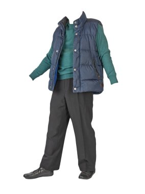 Koyu mavi kolsuz ceket, siyah pantolon, yeşil kazak ve beyaz arka planda siyah deri ayakkabılar.