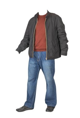 Koyu mavi kot, koyu kırmızı kazak, siyah ceket ve beyaz arka planda izole edilmiş siyah deri ayakkabılar. Sıradan stil