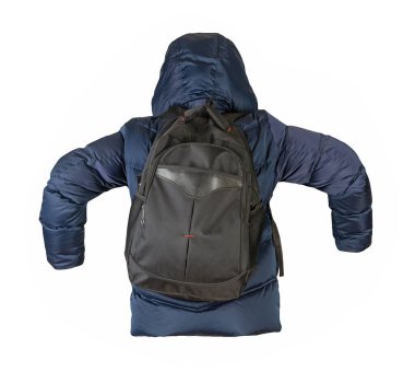 Siyah sırt çantalı, koyu mavi ceketli ve beyaz kapüşonlu. Bir sırt çantası ve ceketin arka planı