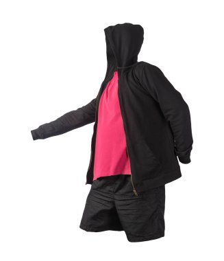 Siyah kazaklı, demir fermuarlı kapüşonlu, siyah gömlekli ve beyaz arka planda kırmızı şortlu. Günlük spor kıyafetleri.