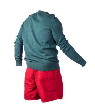 Beyaz arka planda örülmüş turkuaz süveter ve kırmızı şort. Her gün için şık kıyafetler.