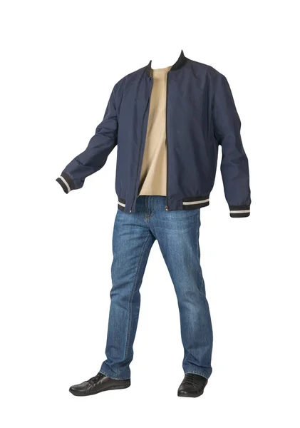 深蓝色牛仔裤 米色T恤 深蓝色炸弹夹克和黑色皮鞋 白色背景隔离 — 图库照片