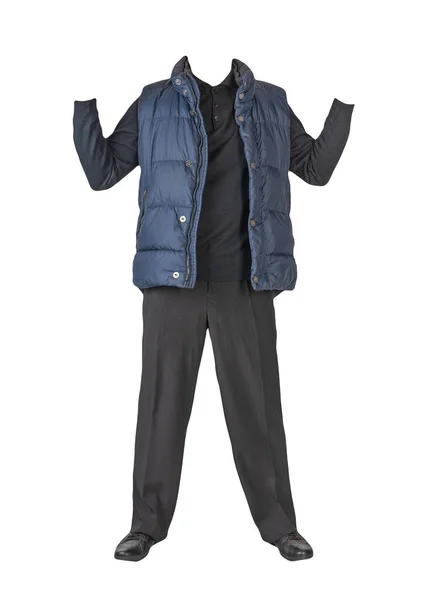 黒のノースリーブジャケット黒のパンツ黒のセーター黒の革の靴白の背景 — ストック写真