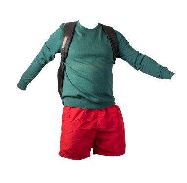 Siyah sırt çantası, kırmızı şort, beyaz arka planda izole edilmiş turkuaz süveter. gündelik kıyafet