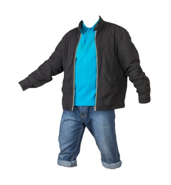 Kum mavisi şort, yakalı mavi tişört düğmeli ve siyah ceketli beyaz arka planda izole edilmiş fermuar.