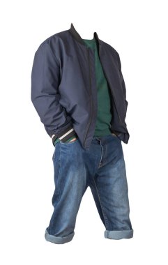 Kum mavisi şort, yeşil kazak ve beyaz arka planda izole edilmiş fermuarda koyu mavi bombacı ceketi.