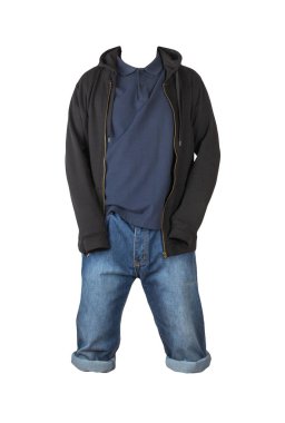 Kum mavisi şort, düğmeli koyu mavi tişört ve beyaz arka planda fermuarlı siyah sweatshirt.