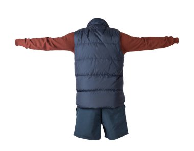 Koyu mavi kolsuz ceket, bordo kazak ve beyaz arka planda izole edilmiş koyu mavi spor şort. Her gün için kıyafet