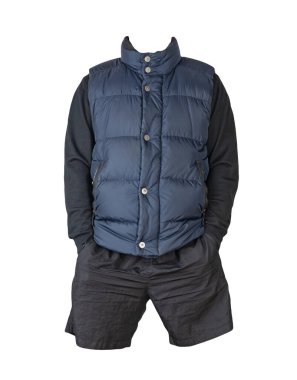 Koyu mavi kolsuz ceket, siyah kazak ve beyaz arka planda izole edilmiş siyah spor şort. Her gün için kıyafet