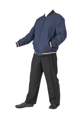 Koyu mavi bombacı ceketi, siyah pantolon ve beyaz arka planda izole edilmiş siyah deri ayakkabılar. Erkek sonbahar kıyafetleri.