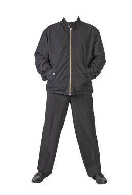 Siyah ceket, siyah pantolon ve beyaz arka planda izole edilmiş siyah deri ayakkabılar. Erkek sonbahar kıyafetleri.