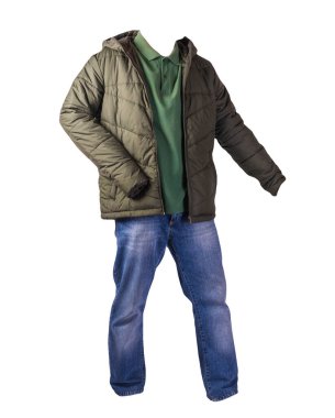 Fermuarlı koyu yeşil ceket, yeşil gömlek ve beyaz arka planda izole edilmiş mavi kot pantolon. Sıradan moda kıyafetleri.