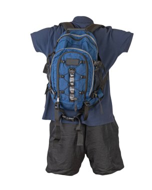 Kot mavi sırt çantası, siyah spor şortu, koyu mavi yakalı, düğmeli beyaz foane. Her gün için kıyafet
