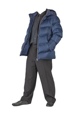 Koyu mavi ceket, siyah gömlek, siyah pantolon ve beyaz arka planda izole edilmiş siyah deri ayakkabı. Erkek sonbahar kıyafetleri.