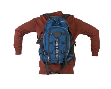  Mavi bir sırt çantası, örülmüş kırmızı bir kazak, beyaz bir arka planda izole edilmiş. Sırt çantası ve erkek süveteri arkadan görünüyor.