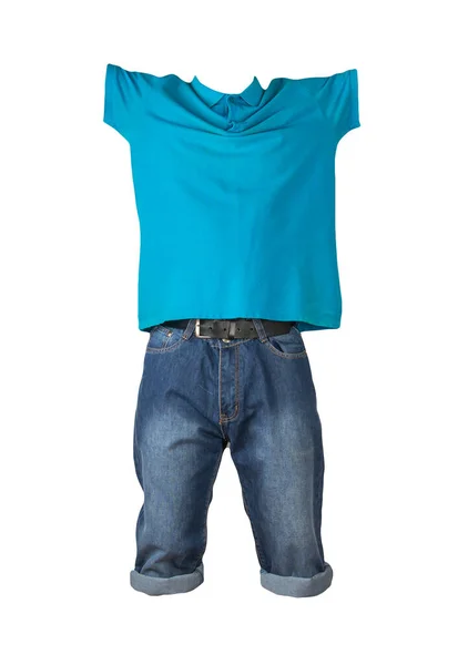 斜纹棉布深蓝色短裤和蓝色T恤 领子上的纽扣与白色背景隔离 男式牛仔裤订单 — 图库照片