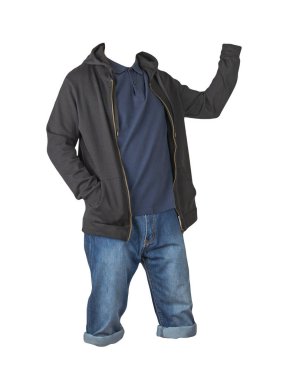 Kum mavisi şort, düğmeli koyu mavi tişört ve beyaz arka planda fermuarlı siyah sweatshirt.