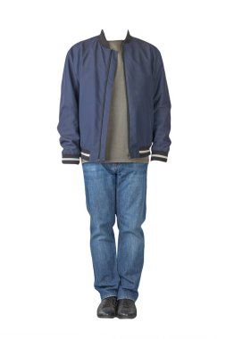 Koyu mavi kot, koyu gri tişört, koyu mavi bombacı ceketi ve beyaz arka planda izole edilmiş siyah deri ayakkabılar. 