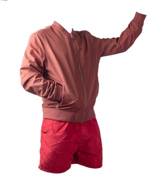 Kırmızı erkek bombacı ceketi ve beyaz arka planda izole edilmiş kırmızı spor şortu. modaya uygun günlük kıyafetler.