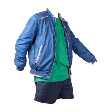 Erkekler mavi rüzgarlık ceket, retro Heather yeşil tişört ve beyaz arka planda izole edilmiş koyu mavi spor şort. modaya uygun günlük kıyafetler.