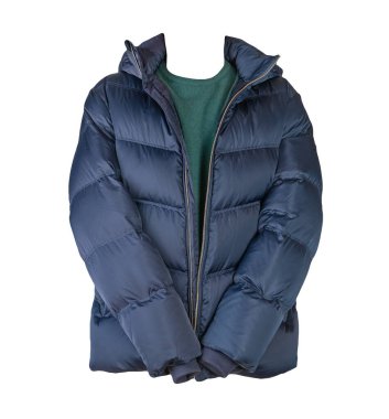 Koyu mavi kapüşonlu ve yeşil süveterli, beyaz arka planda.