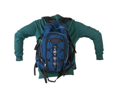  Mavi bir sırt çantası, örülmüş yeşil bir kazak, beyaz bir arka planda izole edilmiş. Sırt çantası ve erkek süveteri arkadan görünüyor.