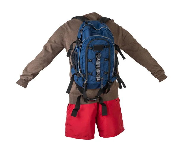 Blauer Rucksack Rote Shorts Brauner Pullover Auf Weißem Hintergrund Freizeitkleidung — Stockfoto