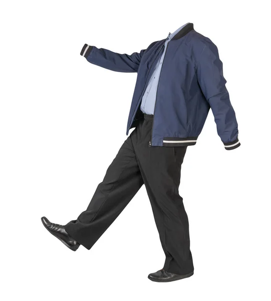 男性深蓝色炸弹夹克 紫色衬衫 黑色裤子和黑色皮鞋隔离的白色背景 男子秋装 — 图库照片
