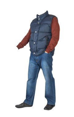 Koyu mavi kolsuz ceket, mavi kot pantolon, koyu kırmızı kazak ve beyaz arka planda izole edilmiş siyah deri ayakkabılar. Sıradan stil