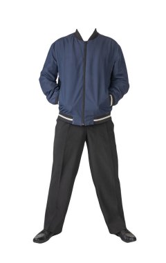 Siyah ceket, siyah pantolon ve beyaz arka planda izole edilmiş siyah deri ayakkabılar. Erkek sonbahar kıyafetleri.