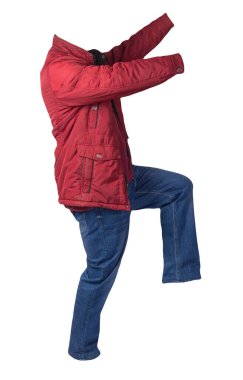 Kırmızı ceket, koyu kırmızı gömlek ve beyaz arka planda izole edilmiş mavi kot pantolon. Sıradan moda kıyafetleri.