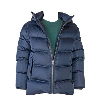 Koyu mavi kapüşonlu ve yeşil süveterli, beyaz arka planda.