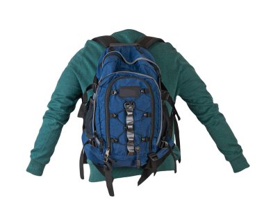  Mavi bir sırt çantası, örülmüş yeşil bir kazak, beyaz bir arka planda izole edilmiş. Sırt çantası ve erkek süveteri arkadan görünüyor.