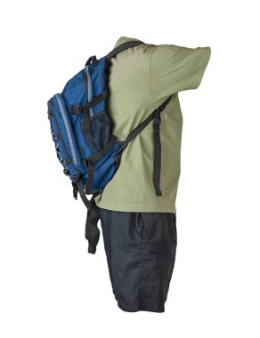 Kot mavi sırt çantası, siyah spor şortu, beyaz folyoya izole edilmiş zeytin tişörtü. Her gün için kıyafet