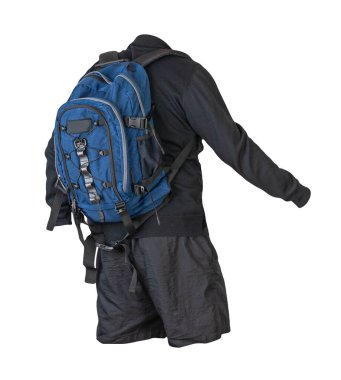 Mavi sırt çantası, koyu siyah şort, beyaz arka planda siyah kazak. gündelik kıyafet