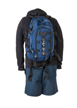 Kot mavi sırt çantası, kapüşonlu siyah kazak, beyaz arka planda koyu mavi şort. Spor giyimi