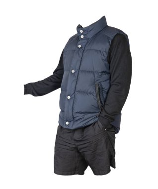 Koyu mavi kolsuz ceket, siyah kazak ve beyaz arka planda izole edilmiş siyah spor şort. Her gün için kıyafet