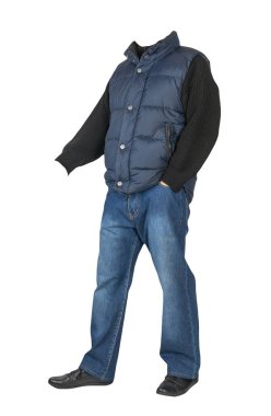 Koyu mavi kolsuz ceket, mavi kot pantolon, siyah kazak ve beyaz arka planda izole edilmiş siyah deri ayakkabılar. Sıradan stil