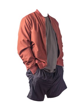 Erkekler kırmızı bombacı ceketi, koyu gri tişört ve beyaz arka planda izole edilmiş siyah şort. modaya uygun günlük kıyafetler.