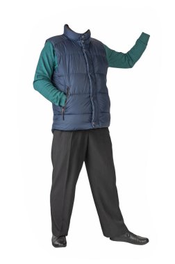 Koyu mavi kolsuz ceket, siyah pantolon, yeşil kazak ve beyaz arka planda siyah deri ayakkabılar.