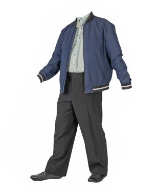 Koyu mavi erkek bombacı ceketi, gri çizgili gömlek, siyah pantolon ve beyaz arka planda izole edilmiş siyah deri ayakkabılar. Erkek sonbahar kıyafetleri.