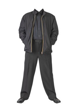 Siyah erkek ceketi, siyah gömlek, siyah pantolon ve beyaz arka planda izole edilmiş siyah deri ayakkabılar. Erkek sonbahar kıyafetleri.