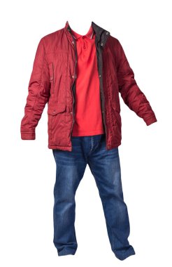 Kırmızı ceket, turuncu gömlek ve beyaz arka planda izole edilmiş kot pantolon. Sıradan moda kıyafetleri.