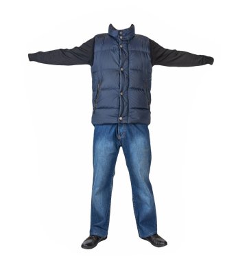 Koyu mavi kolsuz ceket, mavi kot pantolon, siyah kazak ve beyaz arka planda izole edilmiş siyah deri ayakkabılar. Sıradan stil