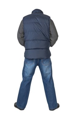 Koyu mavi kolsuz ceket, mavi kot pantolon, koyu gri kazak ve beyaz arka planda izole edilmiş siyah deri ayakkabılar. Sıradan stil