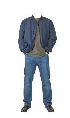 Koyu mavi kot, koyu gri tişört, koyu mavi bombacı ceketi ve beyaz arka planda izole edilmiş siyah deri ayakkabılar. 