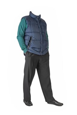 Koyu mavi kolsuz ceket, siyah pantolon, yeşil kazak ve beyaz arka planda siyah deri ayakkabılar.