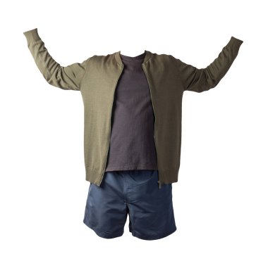 Erkekler koyu yeşil örülü bombacı ceketi, siyah tişört ve beyaz arka planda koyu mavi spor şortu. modaya uygun günlük kıyafetler.